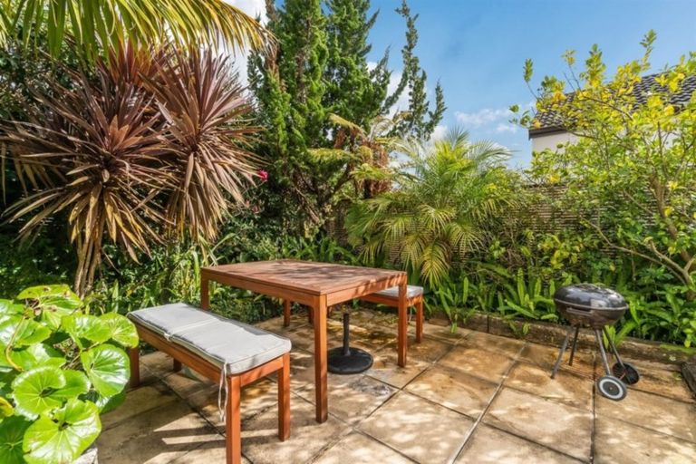 Photo of property in 1/48 Schnapper Rock Road, Schnapper Rock, Auckland, 0632