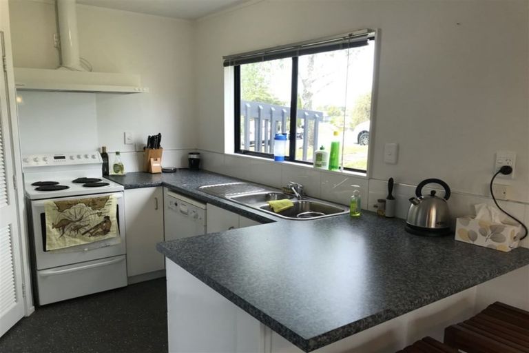 Photo of property in 2/9a Kitewao Street, Northcote, Auckland, 0627