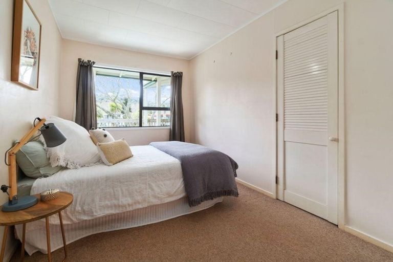 Photo of property in 21 Redlands Grove, Swanson, Auckland, 0612