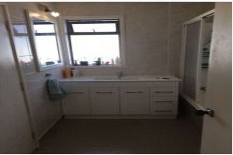 Photo of property in 11 Aplin Place, Birkdale, Auckland, 0626