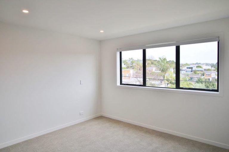Photo of property in 3/35 Garadice Road, Rothesay Bay, Auckland, 0630