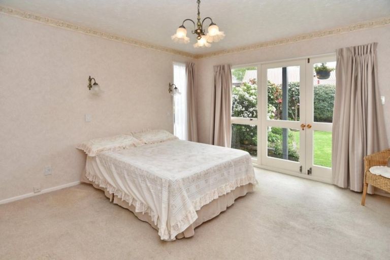 Photo of property in 17 Clivedon Place, Redwood, Christchurch, 8051