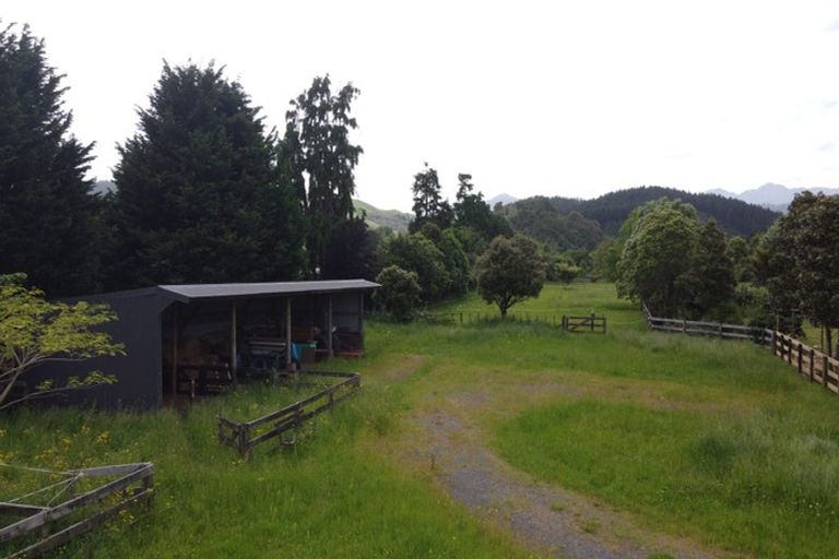 Photo of property in 424 Tararua Road, Levin, 5571