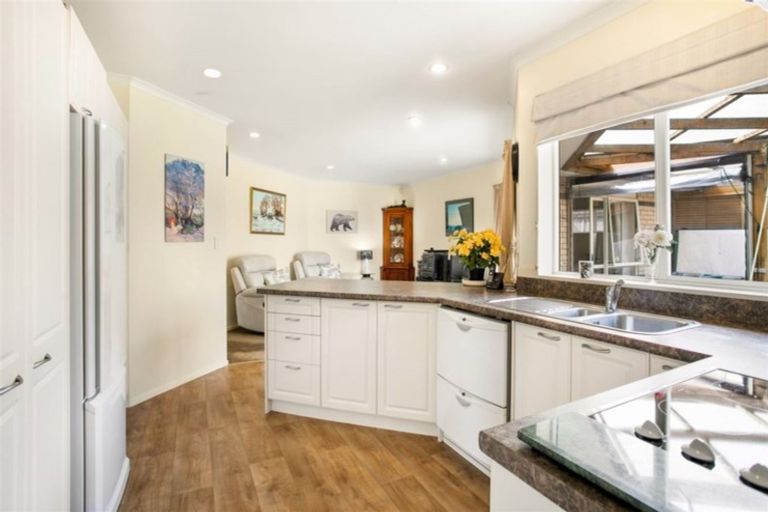 Photo of property in 2 Gendo Avenue, Henderson, Auckland, 0612