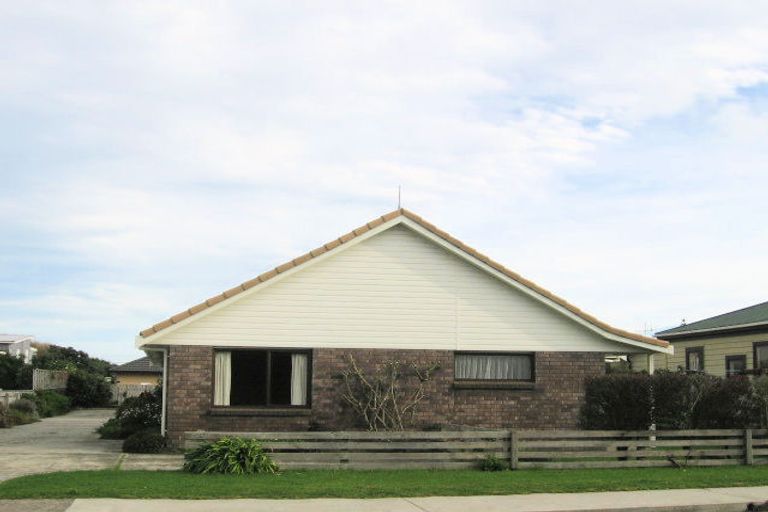 Photo of property in 18 Ngapotiki Street, Paraparaumu Beach, Paraparaumu, 5032