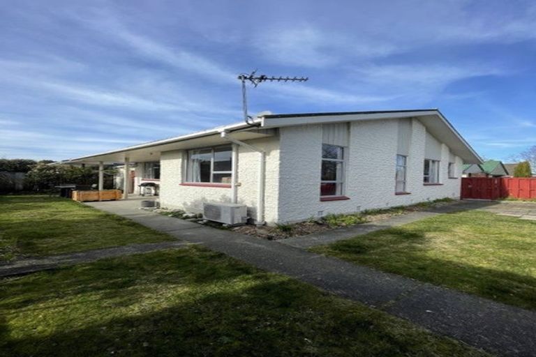 Photo of property in 52 Royal Park Drive, Parklands, Christchurch, 8083