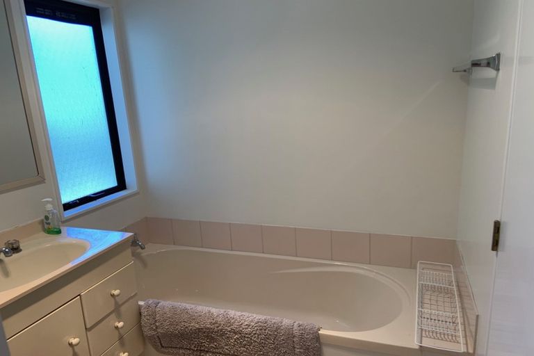 Photo of property in 6 Ashton Fitchett Drive, Brooklyn, Wellington, 6021