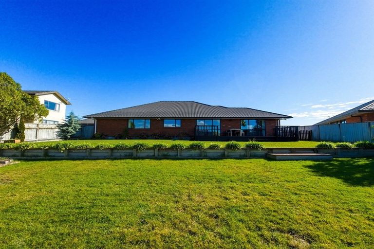 Photo of property in 12 Ron Place, Fitzherbert, Palmerston North, 4410