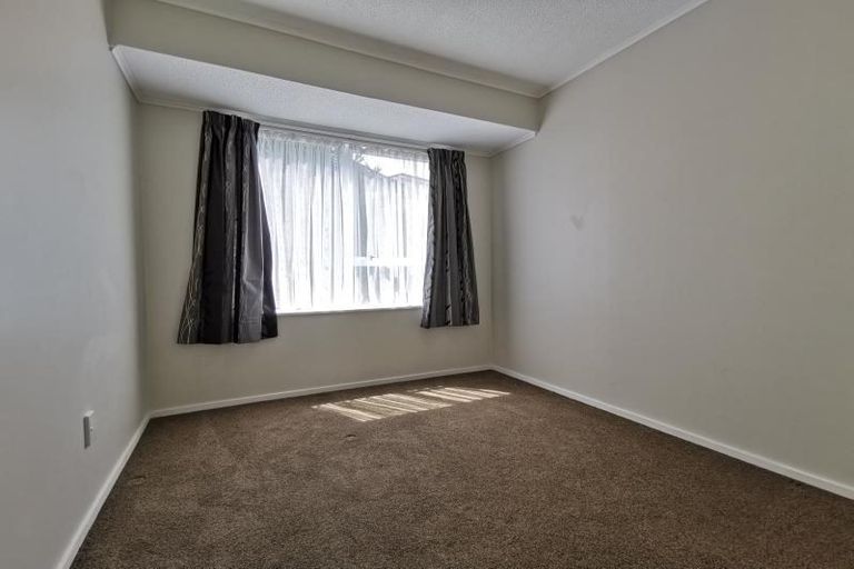 Photo of property in 12 Evesham Place, Newlands, Wellington, 6037