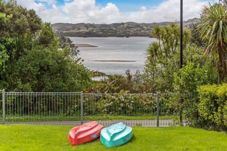 Photo of property in 32 Pohutukawa Avenue, Red Beach, 0932