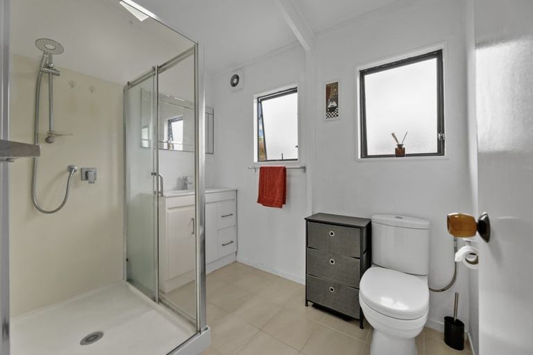 Photo of property in 2/180 Henderson Valley Road, Henderson, Auckland, 0612