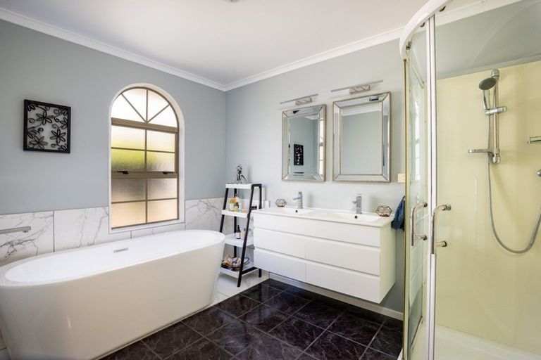 Photo of property in 11 Shelter Grove, Frankleigh Park, New Plymouth, 4310