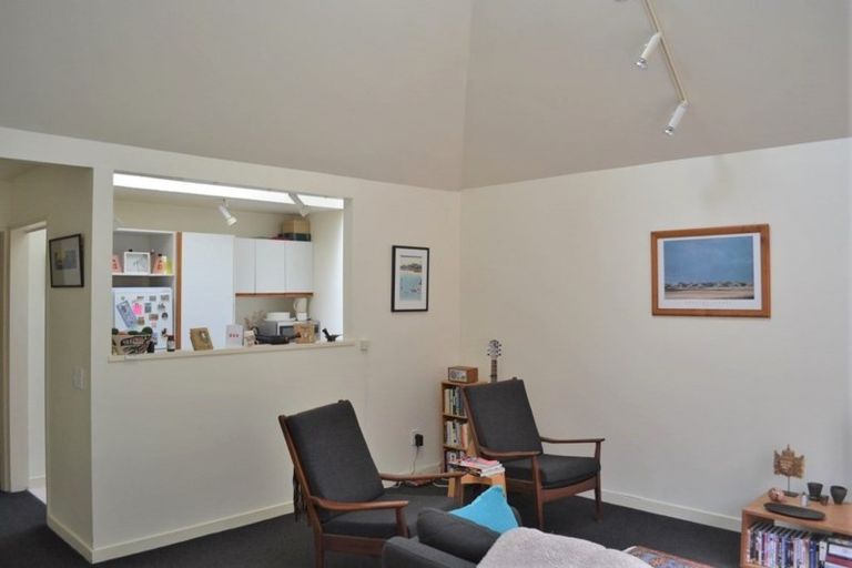 Photo of property in 14 Lawson Place, Mount Victoria, Wellington, 6011