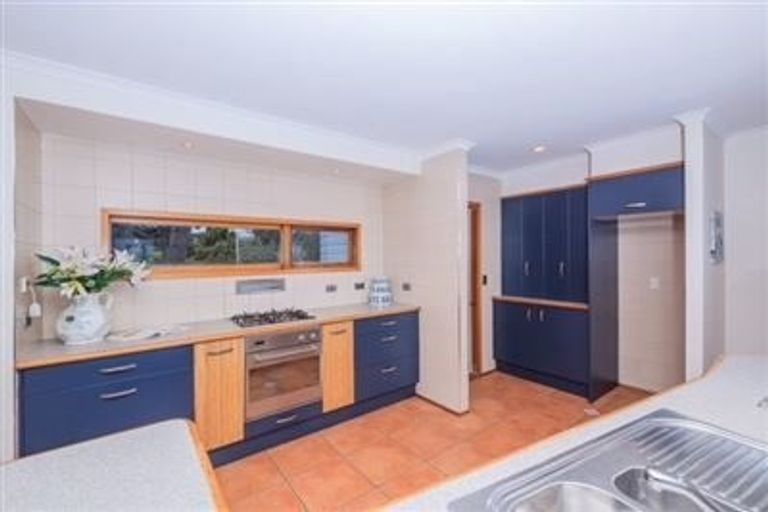 Photo of property in 6 Shearwater Rise, Rothesay Bay, Auckland, 0630