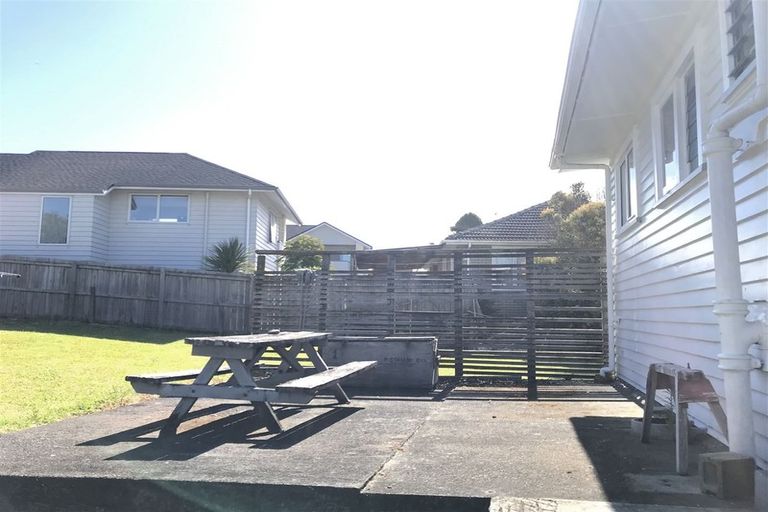 Photo of property in 2 Binsted Road, New Lynn, Auckland, 0600