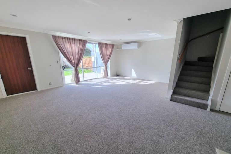 Photo of property in 9b Clearwater Cove, West Harbour, Auckland, 0618