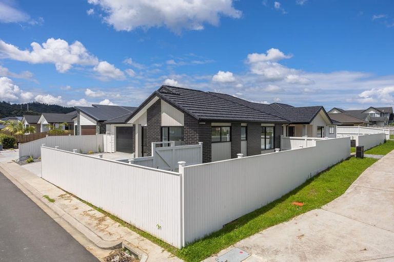 Photo of property in 14 Madden Avenue, Kumeu, 0810