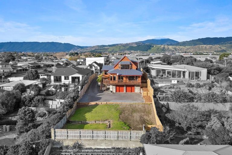 Photo of property in 128 Seaview Road, Paraparaumu Beach, Paraparaumu, 5032