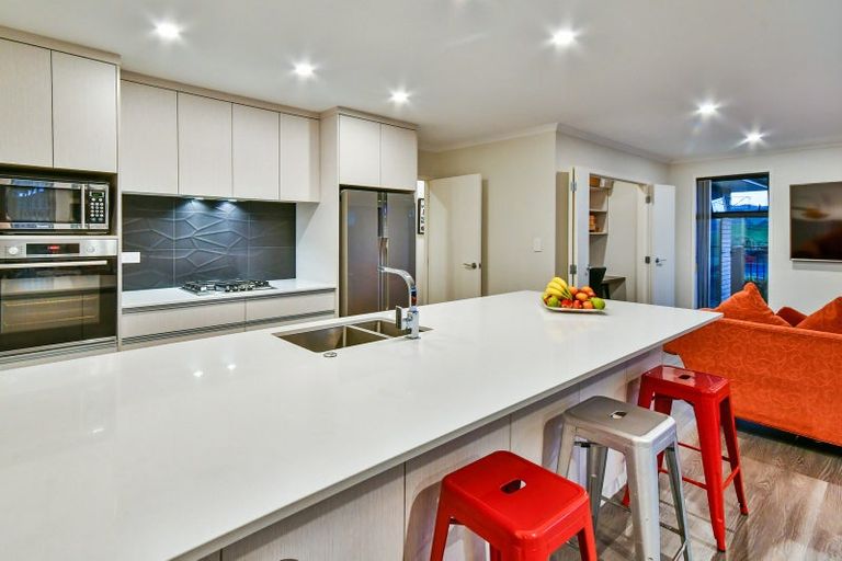 Photo of property in 16 James Elliot Way, Pokeno, 2402