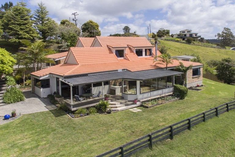 Photo of property in 115 Hillcrest Road, Hatfields Beach, Orewa, 0931