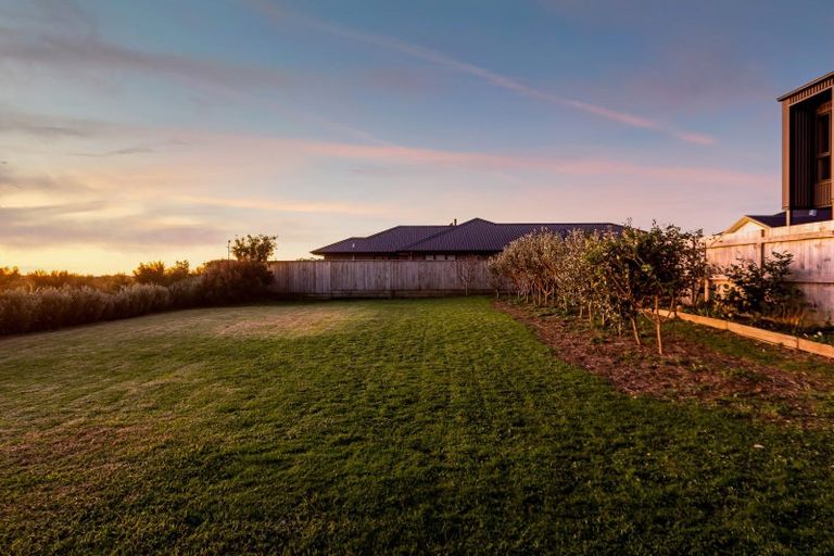 Photo of property in 20 Aderman Place, Hurworth, New Plymouth, 4310