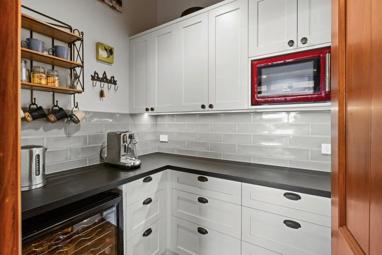 Photo of property in 1 Roslyn Road, Bluff Hill, Napier, 4110