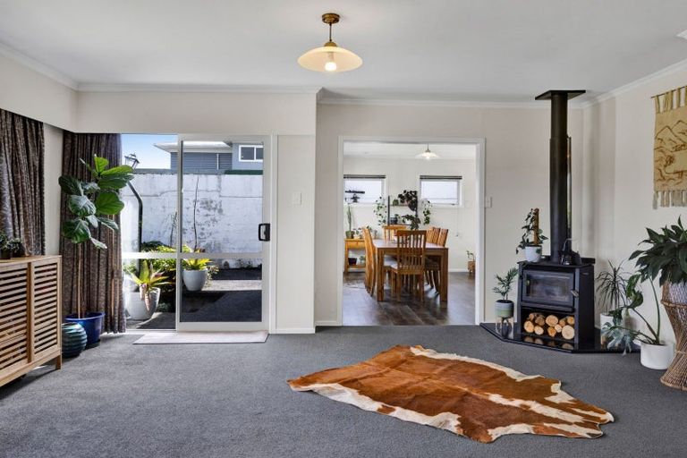 Photo of property in 1 Nikau Street, Inglewood, 4330