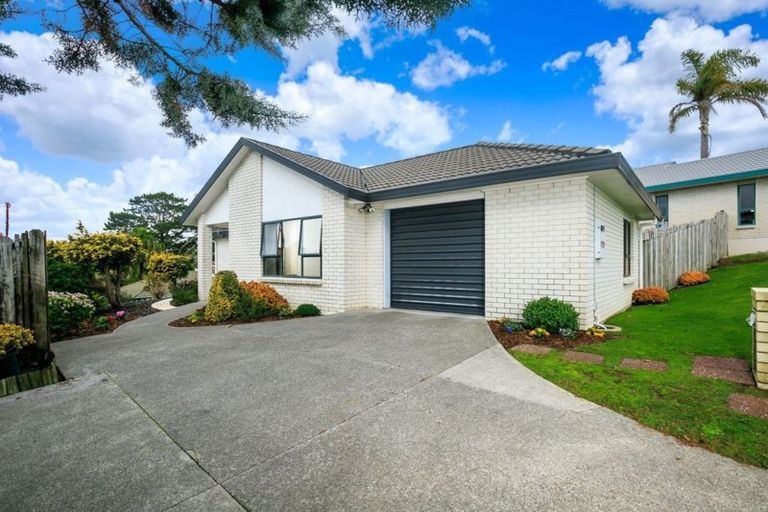 Photo of property in 14 Bluebird Crescent, Unsworth Heights, Auckland, 0632