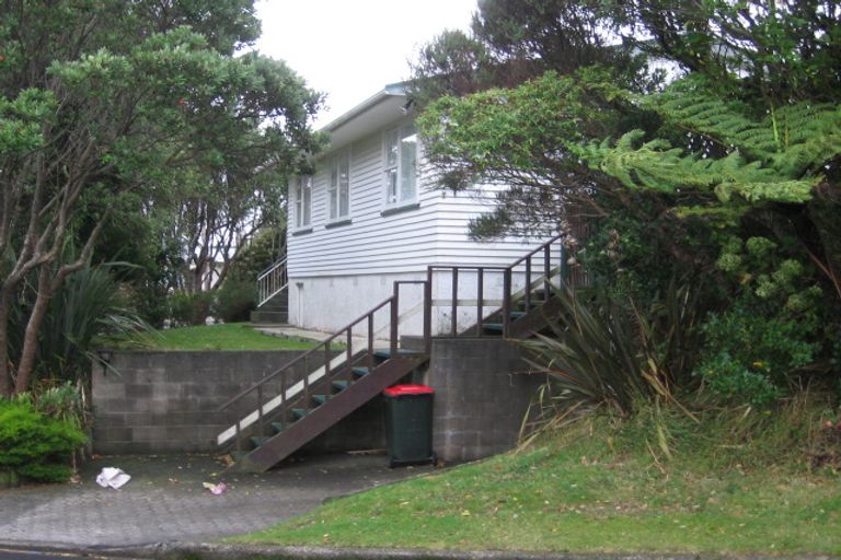Photo of property in 1 Kinapori Terrace, Newlands, Wellington, 6037