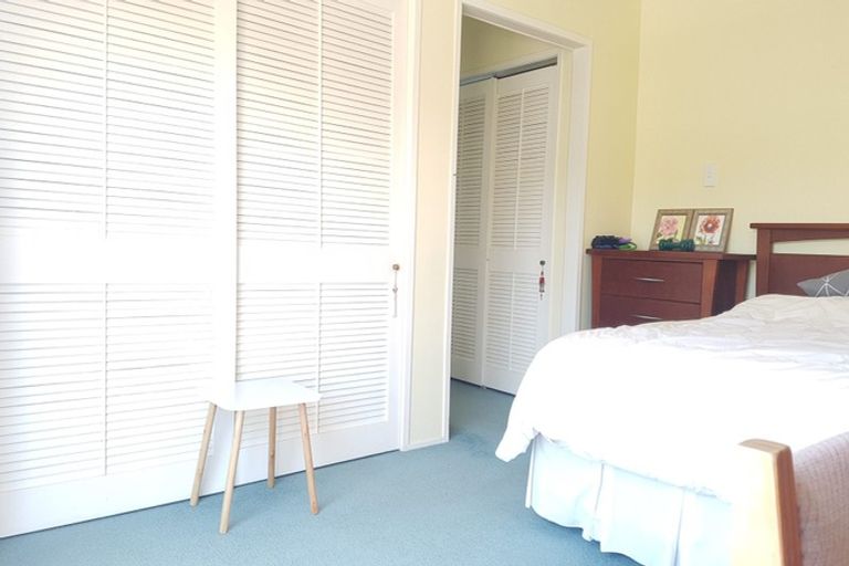 Photo of property in 38 Deverell Place, Northcross, Auckland, 0632