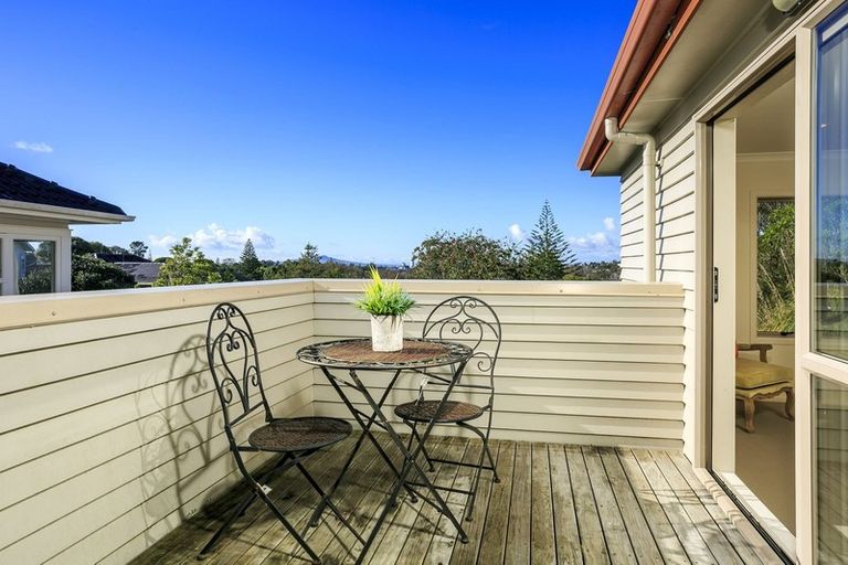 Photo of property in 2/11 Camelot Place, Glenfield, Auckland, 0629