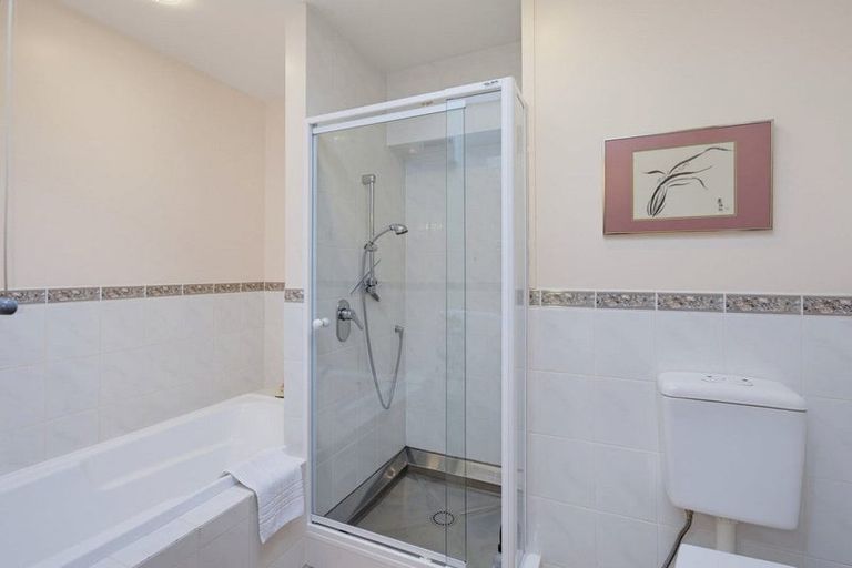 Photo of property in 10 Karaka Grove, Waikanae, 5036
