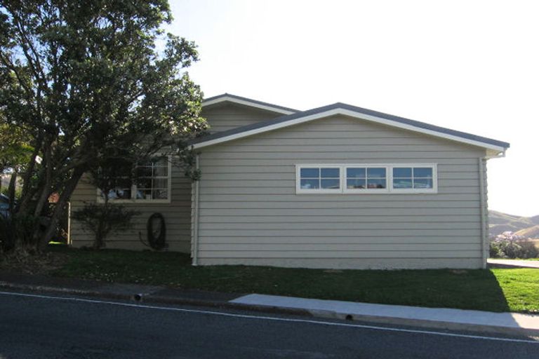 Photo of property in 32 Churton Drive, Churton Park, Wellington, 6037