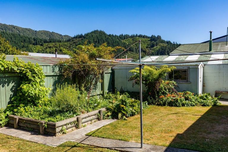 Photo of property in 65 Broadway, Picton, 7220