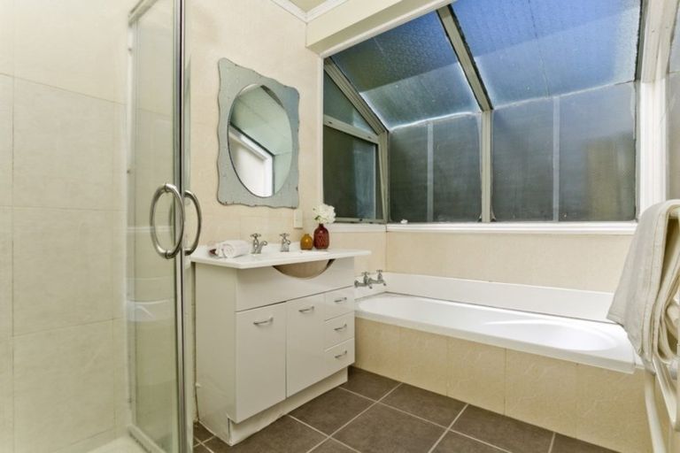 Photo of property in 26 Taroka Close, Pinehill, Auckland, 0632