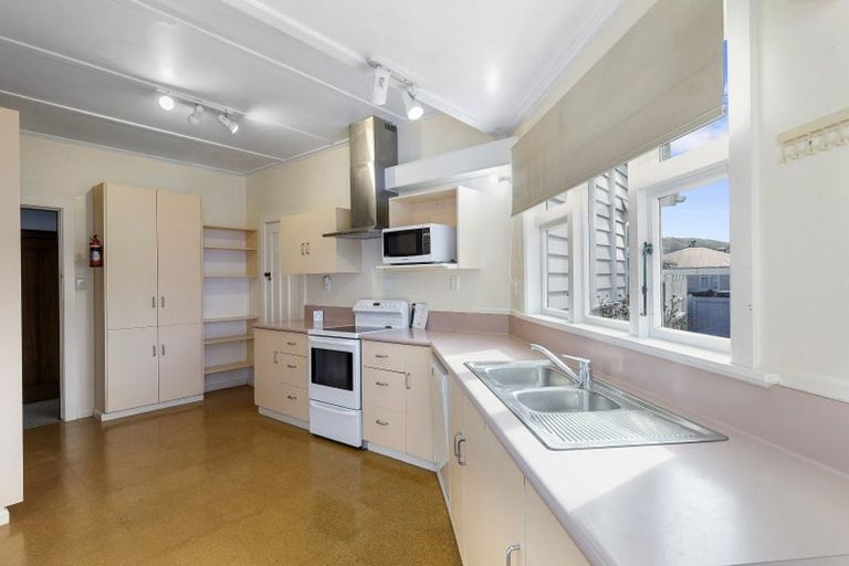 Photo of property in 33 Firth Terrace, Karori, Wellington, 6012