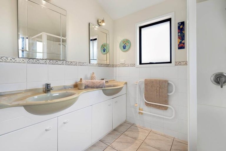 Photo of property in 5 Wisteria Way, Mairangi Bay, Auckland, 0630
