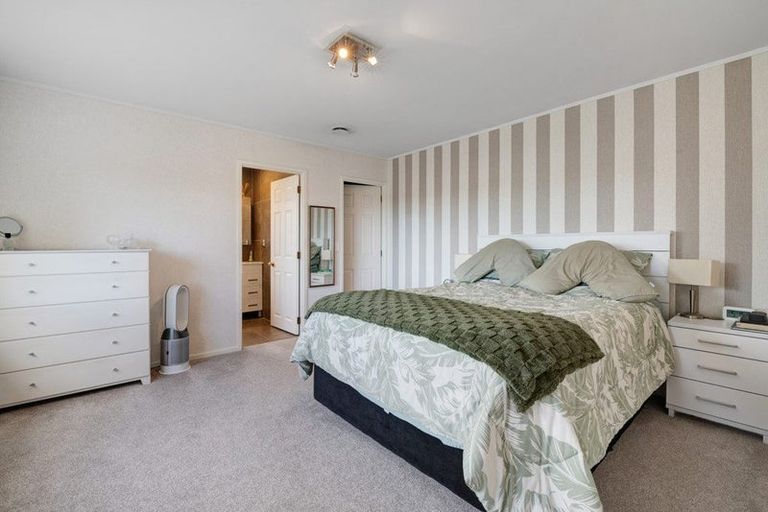 Photo of property in 8 Unsworth Drive, Unsworth Heights, Auckland, 0632