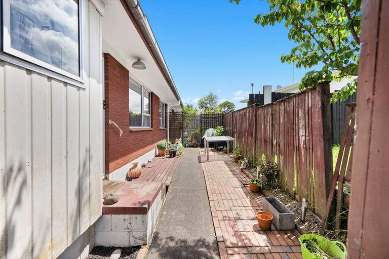 Photo of property in 2/1 Ribblesdale Road, Henderson, Auckland, 0612