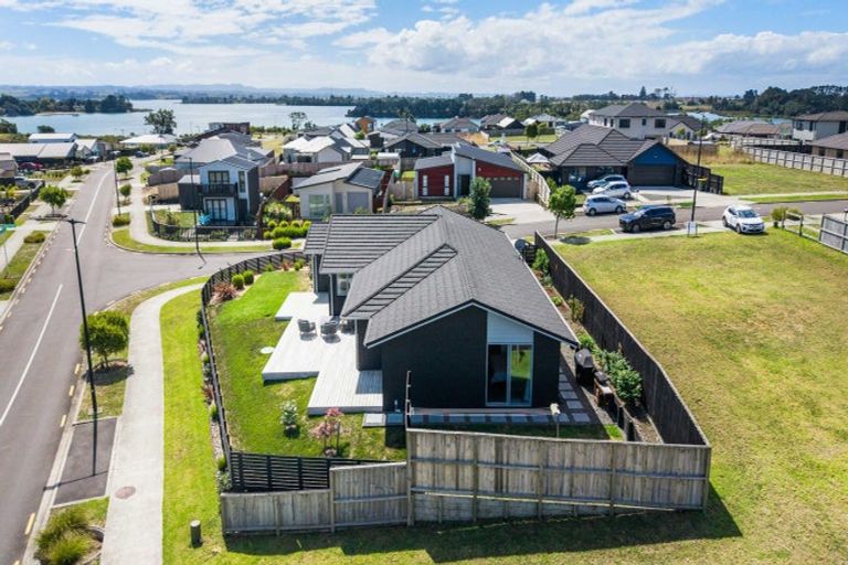 Photo of property in 11 Waikohi Avenue, Glenbrook, Waiuku, 2681