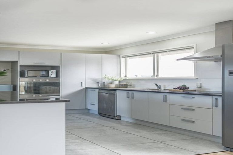 Photo of property in 2 Vanbrugh Place, Bucklands Beach, Auckland, 2014