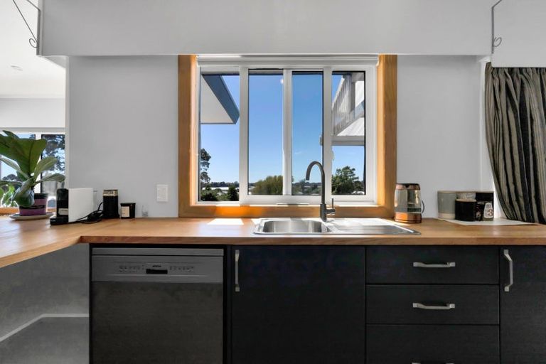 Photo of property in 52 Queens Road, Glen Avon, New Plymouth, 4312