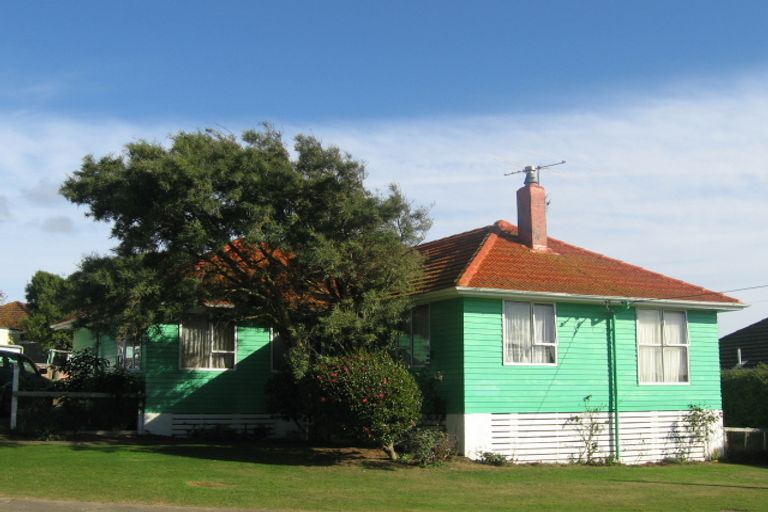 Photo of property in 6 D'urville Street, Cannons Creek, Porirua, 5024