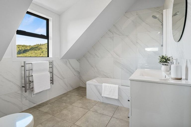 Photo of property in 1034 Scenic Drive North, Swanson, Auckland, 0816