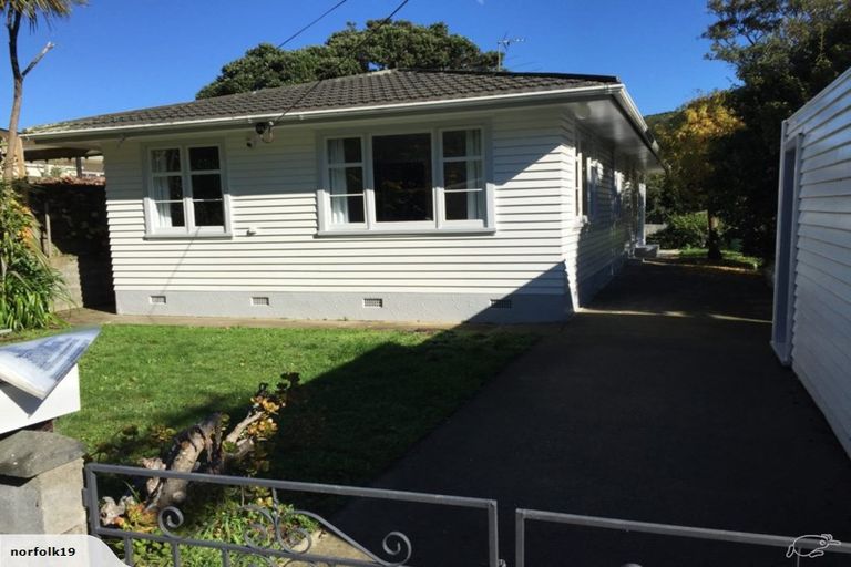 Photo of property in 98 Melbourne Road, Island Bay, Wellington, 6023
