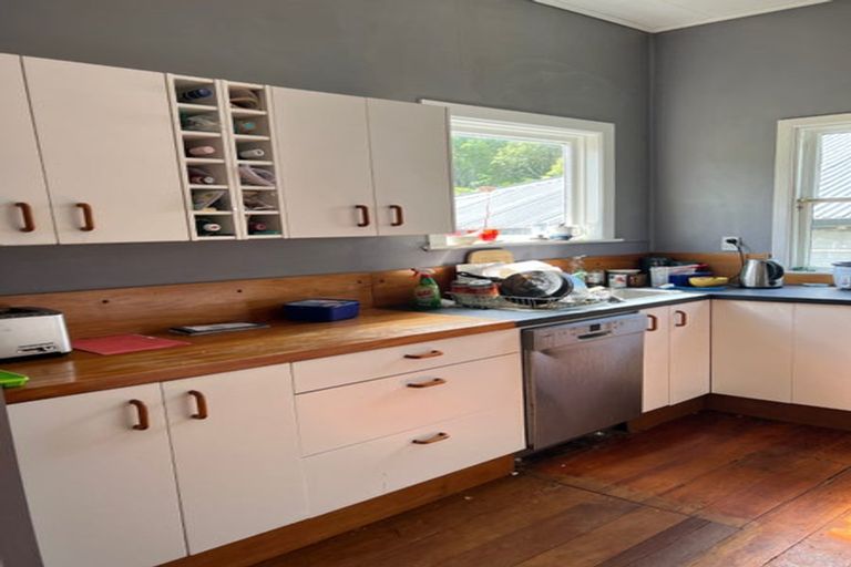 Photo of property in 135 Kelburn Parade, Kelburn, Wellington, 6012