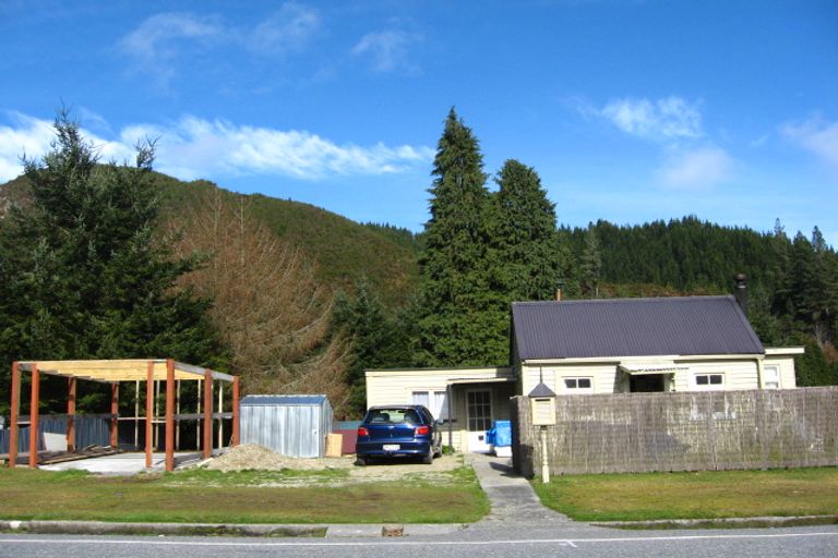 Photo of property in 9-11 Broadway, Reefton, 7830