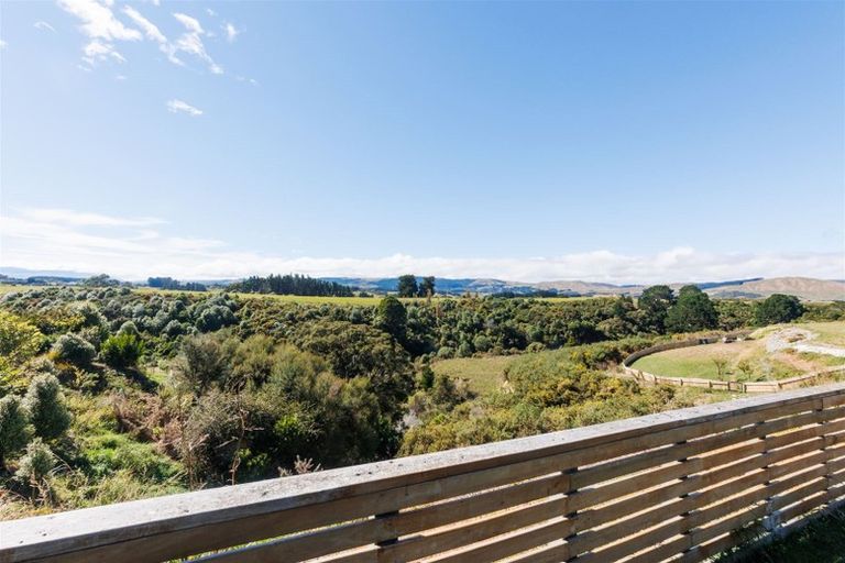 Photo of property in 132 Johnstone Drive, Fitzherbert, Palmerston North, 4410