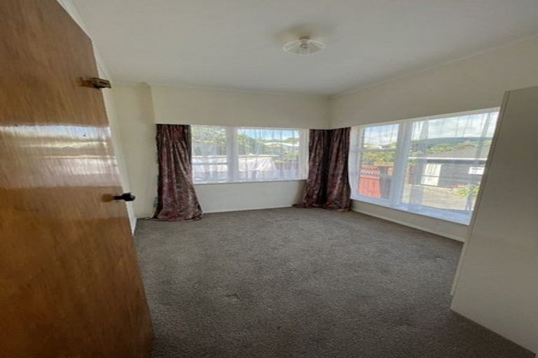 Photo of property in 13a Romney Square, Tawa, Wellington, 5028