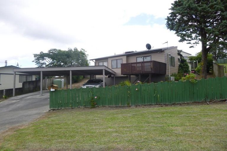 Photo of property in 8 Kayle Glen, West Harbour, Auckland, 0618